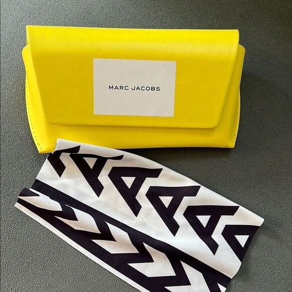 Marc Jacobs Vibrant Yellow Sunglasses Case with Geometric Cleaning cloth - Picture 2 of 11